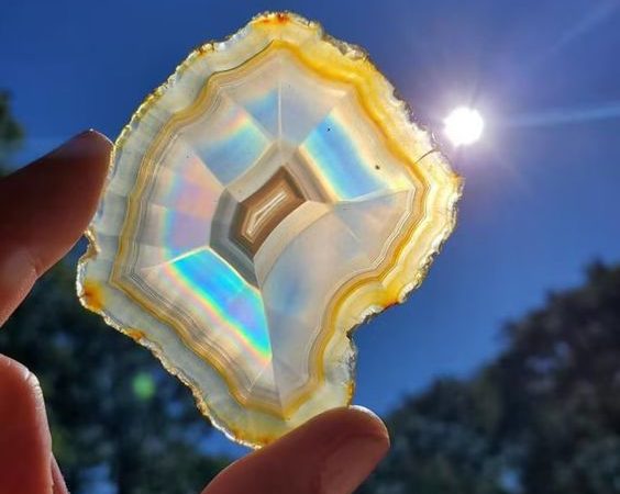 The slice of the geode in the image is truly mesmerizing with its vibrant colors and glowing appearance